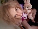 Abdl kleine Prinzessin, die Mr. Bunny Dummy zeigt snapshot 1