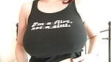 Adolescente con grandes tetas naturales se está quitando la ropa lentamente snapshot 1