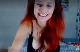 Model webcam latina berambut merah memamerkan putingnya yang bagus snapshot 3
