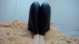 Une adolescente montre ses jambes snapshot 12