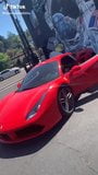 Saxon sharbino posando em um carro vermelho snapshot 1