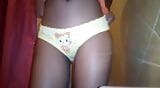 Colegiala jamaicana en bragas de hello kitty mostrando culo y coño snapshot 3