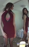 Transvestit in engem Kleid macht sich bereit snapshot 8