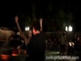Fiesta universitaria adolescente follada delante de la multitud snapshot 5
