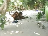 Une black Français sexy se fait arroser les seins sur la plage snapshot 10