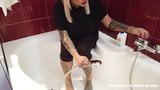 Une femme blonde tatouée se lave les pieds snapshot 4