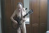 Musicista nudo snapshot 8