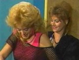 Gail Sterling și Nina Hartley - scenă lesbiană snapshot 4