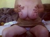 Nenek panas menarik payudaranya keluar dari bra putih snapshot 9