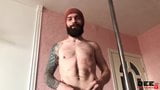 Hete man danst striptease, streelt zichzelf en trekt zich af snapshot 2