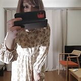 日本变装癖的精液和射精，穿着可爱的碎花连衣裙并有领。 snapshot 1