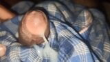 Prostaat- en ballenmassage. Pre-cum en handsfree cumshot Desi Indische jongen snapshot 10