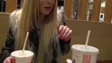 Geile Blondine gibt Blowjob im offentlichen Restaurant snapshot 10