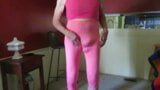 Crossdresser di legging ketat memiliki pipi pantat fem slutty. snapshot 2