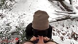 La zoccola asiatica fa un pompino in neve - Luna succhia un grande cazzo bianco nel parco pubblico, quasi viene beccata! snapshot 13