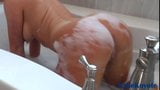 Pawg nimmt Bad und reitet dann großen Dildo in der Dusche snapshot 5