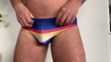 In gabbia il cazzo non tagliato in uno speedo snapshot 9