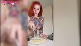 Babe Fry Pancakes nackt - weiche Erotik snapshot 6