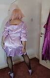 Sexy britisches Transvestiten-Rosa-Sissy-Kleid, harte Strümpfe, Strümpfe snapshot 3