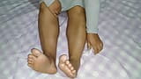 いたずらなStepsonくすぐりホットフィートフェチママニキータの足とおっぱい snapshot 5