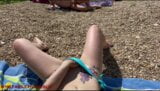 我在海滩上给偷窥狂加热，最后被射得满是精液， snapshot 4