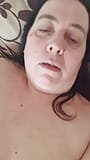 Regarde mon beau visage en caressant ma chatte sexy snapshot 10