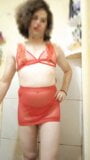 Jongen die de lingerie van sexy rode vrouwen draagt snapshot 4