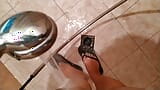 Nikita, fétichiste des pieds, lave ses pieds sexy dans la salle de bain de la maison snapshot 3