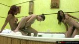 Des transsexuelles en bikini profitent d&#39;une baise dans un jacuzzi dans un quatuor snapshot 15