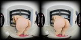 Fille célibataire, Aaliyah Love taquine avec ses pieds, en VR snapshot 9