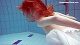 Сексуальная русская телочка на сеансе плавать в бассейне обнаженной snapshot 15