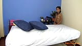 Une pute thaïlandaise du coin se fait masser la chatte par un masseur snapshot 3