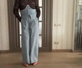 Transvestit in blauen Korsett-Jeans mit hoher Taille, Crop Top und High Heels kommen und tanzen für ihren BDSM-Meister wie ein Cuckold snapshot 2