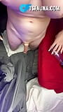 Transeksüel gevşek kadın kılıklı yarağı üzerinde penis pompası kullanıyor snapshot 14
