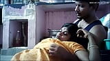 Indische dorfhaus-ehefrau sexy große möpse drücken snapshot 3