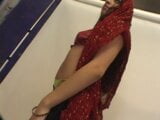 Stout Indisch meisje likt en zuigt op een harige pik snapshot 2