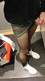 Collants noirs dans la cabine d'essayage des femmes snapshot 2