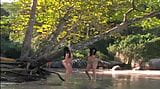 Agatha cristine y fabiane thompson tuvieron la oportunidad de acostarse en la playa. snapshot 5