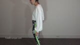 穿着漂亮的瑜伽裤紧身裤的磨床舞蹈 snapshot 4