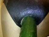 ereccion anal con pepino. snapshot 4