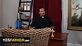 Gêmeo nervoso da igreja faz confissão pecamária, mas o padre católico pau grande quer foder sua bunda snapshot 2