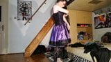 Goth dominatrix feminiseert haar cd -mietje -slaaf met vrouwenkleren deel 1 snapshot 12