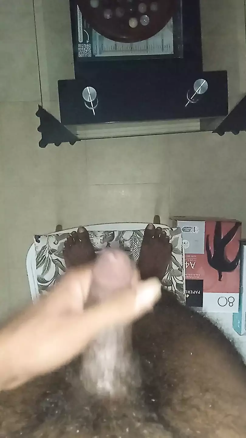 吉姆在桌子和地板上自慰并爆炸了大量精液