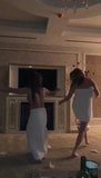 Chicas bailando, medio desnudas snapshot 6