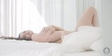 Angela White - masturbazione solista in camera da letto romantica procace snapshot 15