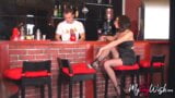 Kecantikan berambut hitam dianalisis oleh bartender tampan di dekat konter snapshot 5
