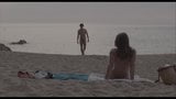 Une belle femme, un homme passionné et une plage naturiste snapshot 4