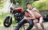 Biker boy barebacks al aire libre snapshot 2