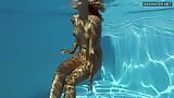 Küçük memeli sarışın hatun Sofie Otis çıplak yüzerken snapshot 16