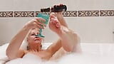 Amadora loira madura esposa jogando jogos sensuais no banheiro snapshot 4